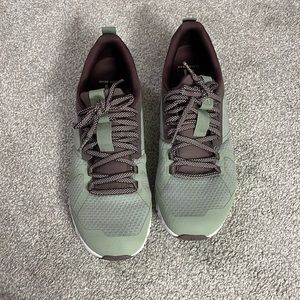 ON running sneakers - Cloud Beam-  women’s sneaker - size 10